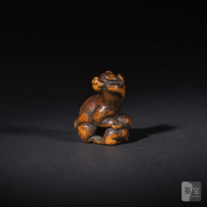 木彫根付 犬 銘「豊一」 19世紀前期 | NETSUKE EN BOIS REPRÉSENTANT UN CHIEN TACHETÉ